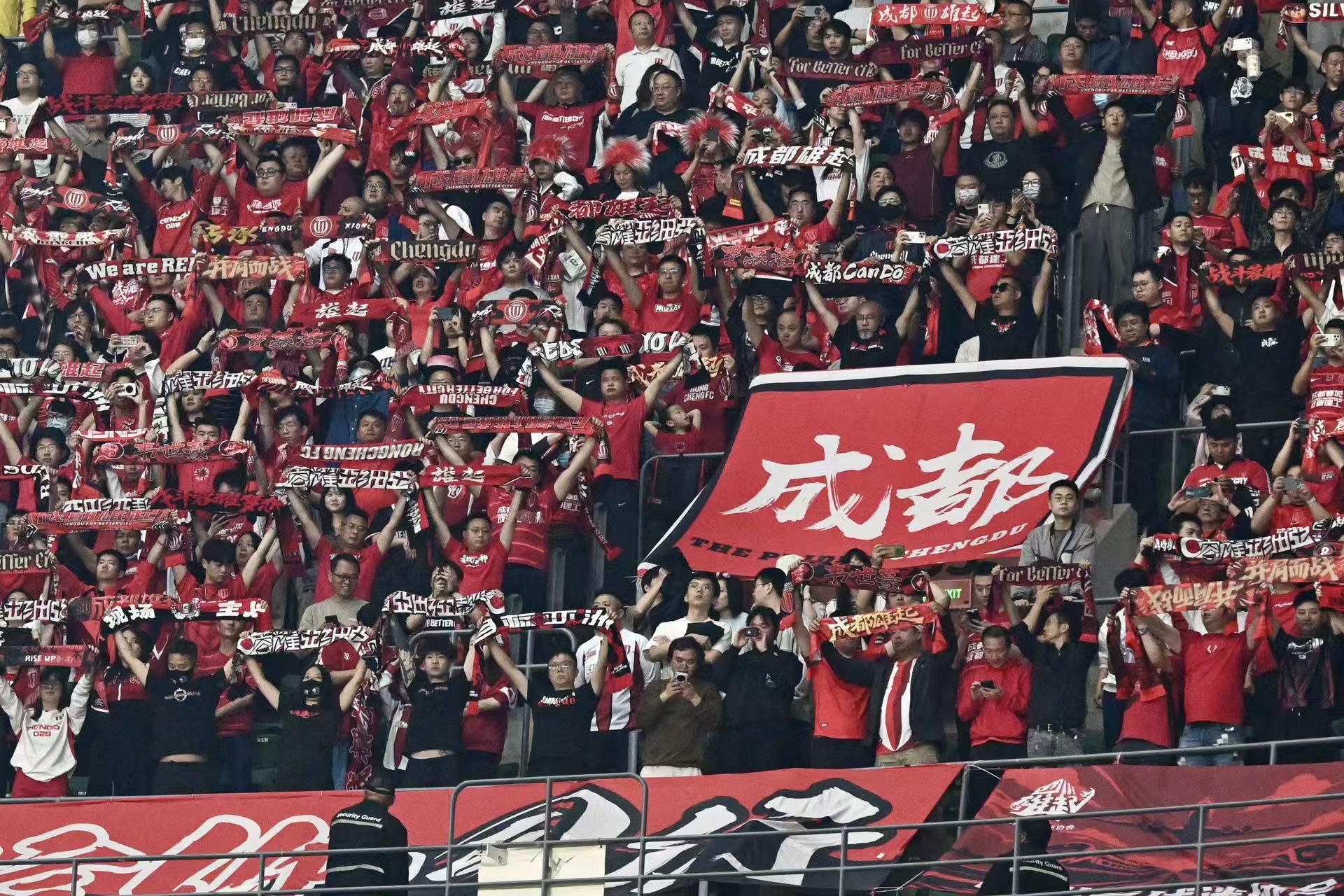 博鱼tv-2400名成都“远征军”吼出“万人气势”，成都蓉城客场2比1绝杀北京国安！